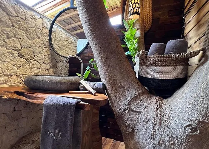 Roots Tree House - Boutique -
