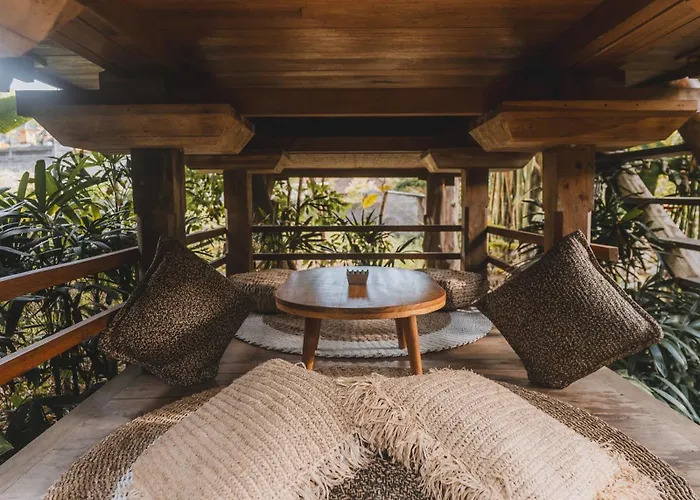 Lodge Roots Tree House - Boutique - *